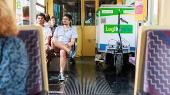 Paket fährt mit: Eine Gütertram könnte zukünftig den Karlsruher Gütertransport auf der Straße entlasten.