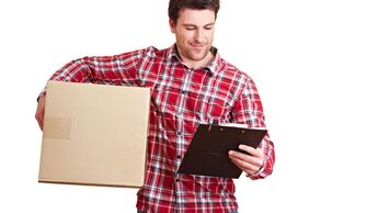 Paketbote bringt Lieferung