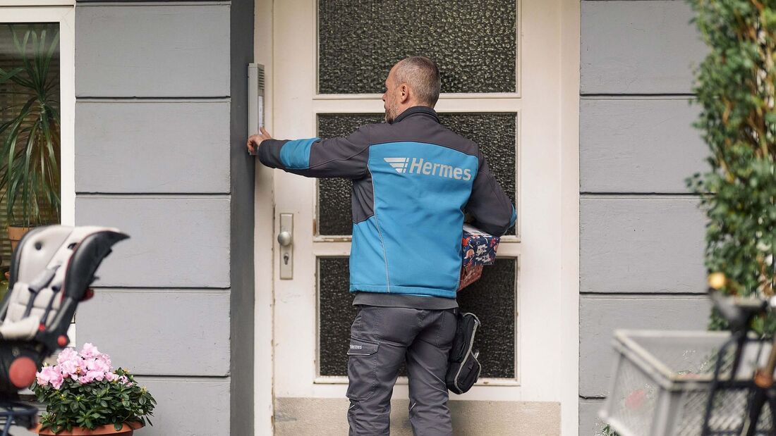 Paketzusteller von Hermes Germany an einer Haustür in Hamburg.