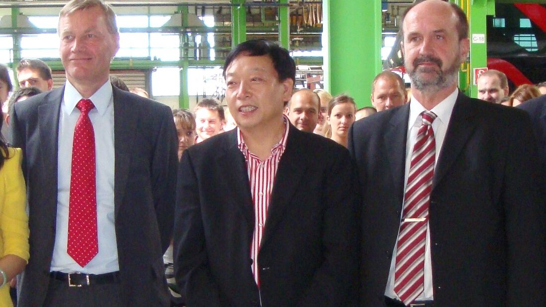 Pang Qingnian (Mitte), Präsident der Youngman-Gruppe und neuer Viseon Mehrheitsgesellschafter mit den geschäftsführenden Gesellschaftern von Viseon Joachim Reinmuth (links) und Ernö Bartha.