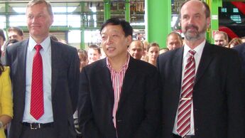 Pang Qingnian (Mitte), Präsident der Youngman-Gruppe und neuer Viseon Mehrheitsgesellschafter mit den geschäftsführenden Gesellschaftern von Viseon Joachim Reinmuth (links) und Ernö Bartha.