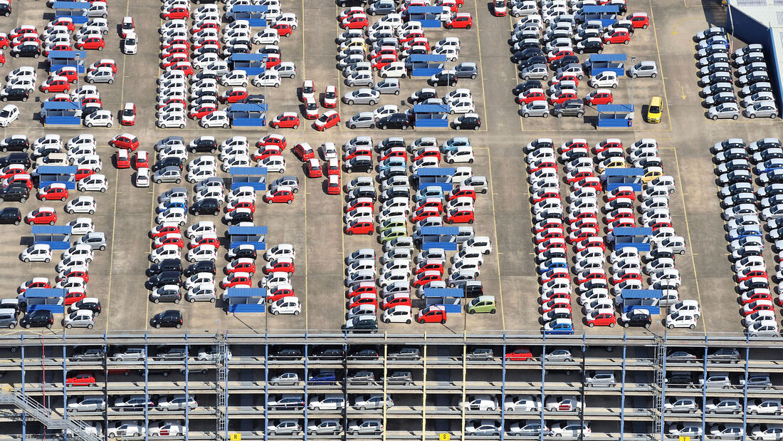 Parkdeck: EUROPA, DEUTSCHLAND, BREMERHAVEN, (EUROPE, GERMANY), 16.06.2010: Bremerhaven, Neuwagen,  warten auf Schiffstransport in das Ausland, Export, Kfz,   Reihe, warten, anstehen, Abtransport, voll, belegt, Parkplatz, Raumnot, Lager, Logistik, CO2, Benzin, Diesel, Treibstoff, Schlange, Daecher, Autoverladung,  Autos, PKW, Verladung,  Reihe, aufgereiht, Reihen, hintereinander, warten, Export, Wirtschaft, Luftbild, Luftansicht, Luftaufnahme, Auto, Absatz, Kriese, Stau,  Abwrackprämie, Abwrackpraemie, am, Ansicht, Ansichten, außen, Außenaufnahme,  aussen, Aussenaufnahme, Aussenaufnahmen, Auto, Autohersteller, Autokauf, Automarke, Automobilhersteller, Automobilindustrie, Automobilwirtschaft, Autos, BRD, Bundesrepublik, bunt, deutsch, deutsche, deutscher, deutsches, Deutschland, draußen, Draufsicht, Draufsichten, draussen, europäisch, europäische, europäischer, europäisches, Europa, europaeisch, europaeische, europaeischer, europaeisches, Fahrzeug, Fahrzeuge, General, Halde, Industrie, industriell, industrielle, industrieller, industrielles, Kfz, Kraftfahrzeug, Kraftfahrzeuge, Luftaufnahme, Luftaufnahmen, Luftbild, Luftbilder, Luftfoto, Luftfotos, Luftphoto, Luftphotos, menschenleer, Motors, Neuwagen, Neuwagenparkplatz, niemand, oben, PKW, PKWs, Parkhaus, Parkpalette, Tag, Tage, Tageslicht, tagsüber, tagsueber, Vogelperspektive, Vogelperspektiven, von, Wagen,