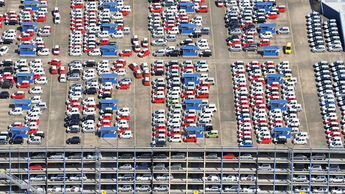 Parkdeck: EUROPA, DEUTSCHLAND, BREMERHAVEN, (EUROPE, GERMANY), 16.06.2010: Bremerhaven, Neuwagen,  warten auf Schiffstransport in das Ausland, Export, Kfz,   Reihe, warten, anstehen, Abtransport, voll, belegt, Parkplatz, Raumnot, Lager, Logistik, CO2, Benzin, Diesel, Treibstoff, Schlange, Daecher, Autoverladung,  Autos, PKW, Verladung,  Reihe, aufgereiht, Reihen, hintereinander, warten, Export, Wirtschaft, Luftbild, Luftansicht, Luftaufnahme, Auto, Absatz, Kriese, Stau,  Abwrackprämie, Abwrackpraemie, am, Ansicht, Ansichten, außen, Außenaufnahme,  aussen, Aussenaufnahme, Aussenaufnahmen, Auto, Autohersteller, Autokauf, Automarke, Automobilhersteller, Automobilindustrie, Automobilwirtschaft, Autos, BRD, Bundesrepublik, bunt, deutsch, deutsche, deutscher, deutsches, Deutschland, draußen, Draufsicht, Draufsichten, draussen, europäisch, europäische, europäischer, europäisches, Europa, europaeisch, europaeische, europaeischer, europaeisches, Fahrzeug, Fahrzeuge, General, Halde, Industrie, industriell, industrielle, industrieller, industrielles, Kfz, Kraftfahrzeug, Kraftfahrzeuge, Luftaufnahme, Luftaufnahmen, Luftbild, Luftbilder, Luftfoto, Luftfotos, Luftphoto, Luftphotos, menschenleer, Motors, Neuwagen, Neuwagenparkplatz, niemand, oben, PKW, PKWs, Parkhaus, Parkpalette, Tag, Tage, Tageslicht, tagsüber, tagsueber, Vogelperspektive, Vogelperspektiven, von, Wagen,