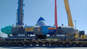 Per Schwerlast-Lkw geht's zum Flughafen Leipzig und dort in eine Antonow An-225