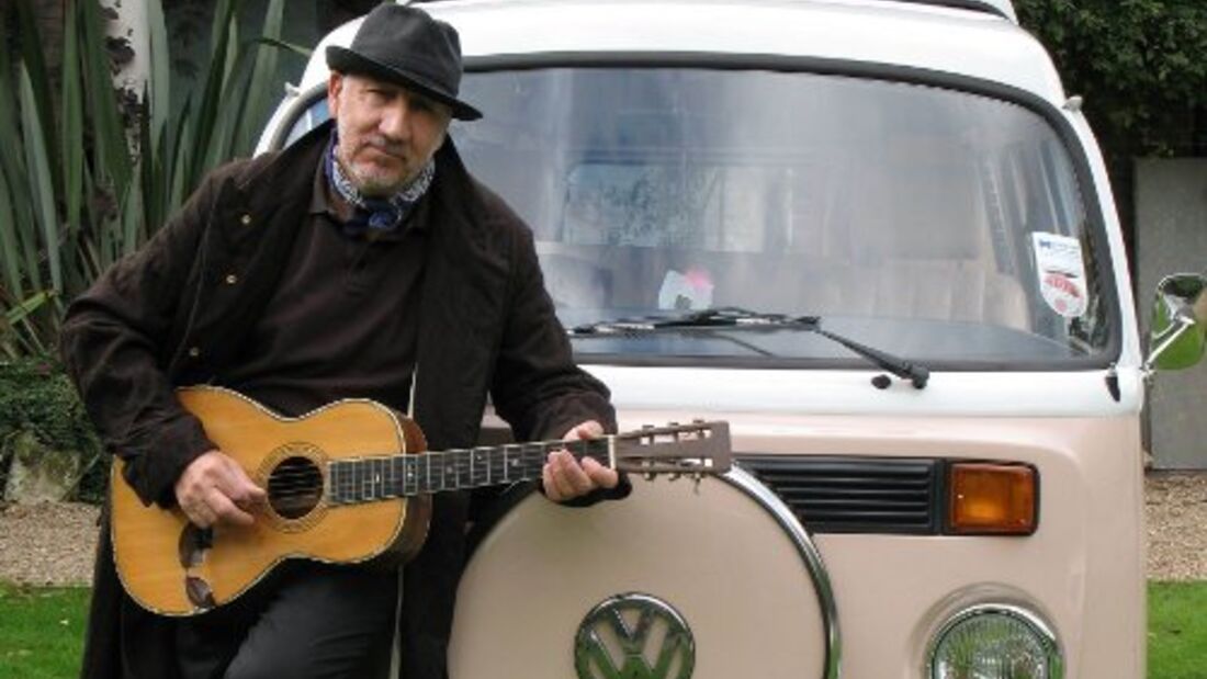 Pete Townshend vor seinem rosafarbenen Bulli