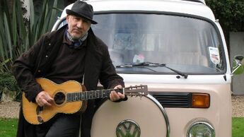Pete Townshend vor seinem rosafarbenen Bulli