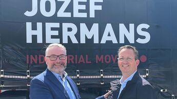 Peter Stöttinger (Geschäftsführer Felbermayr-Transport- und Hebetechnik) mit Jos Hermans (Geschäftsführer Hermans) 