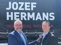 Peter Stöttinger (Geschäftsführer Felbermayr-Transport- und Hebetechnik) mit Jos Hermans (Geschäftsführer Hermans) 