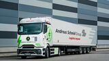 Pilotphase beendet: Der E-Lkw eActros 600 geht bei Andreas Schmid Logistik in den Regelbetrieb.