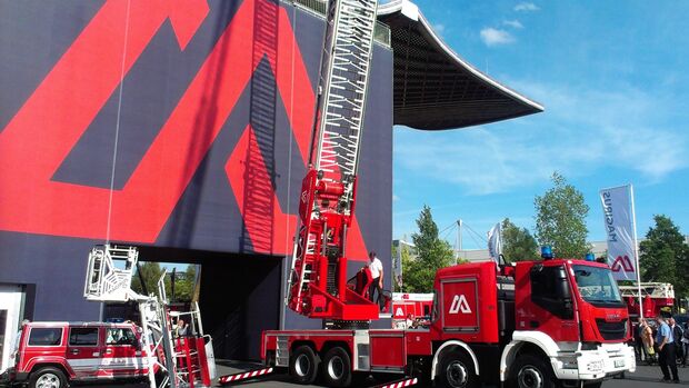 Premiere: Die neue Drehleiter M68L, die Magirus auf der Interschutz 2015 präsentiert, sitzt auf einem vierachsigen Iveco Trakker.