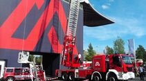 Premiere: Die neue Drehleiter M68L, die Magirus auf der Interschutz 2015 präsentiert, sitzt auf einem vierachsigen Iveco Trakker.