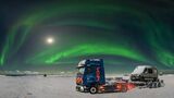 Premiere am Polarkreis: eActros?600 von VEGA besteht eNordkapp Challenge als erster batterieelektrischer Sattelzug

Premiere at the Arctic Circle: VEGA’s eActros?600 conquers the eNordkapp Challenge as the first battery-electric truck