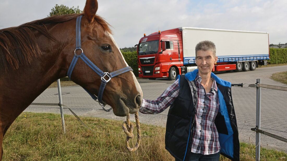Profi Simone Carras ist gelernte Pfederwirtin. Seit vier Jahren fährt sie nun schwere Lkw im Fernverkehr, für Bieber Transporte aus Sulzbach seit einem Jahr jede Woche Linie Irun. Im Herbst 2016 hat sie Ihren ersten eigenen komplett neuen Lkw bekommen. Krone hat die Aufschrift am Heck (in Zusammenhang mit Fernfahrer) bezahlt. War eine Aktion.