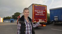 Profi Simone Carras ist gelernte Pfederwirtin. Seit vier Jahren fährt sie nun schwere Lkw im Fernverkehr, für Bieber Transporte aus Sulzbach seit einem Jahr jede Woche Linie Irun. Im Herbst 2016 hat sie Ihren ersten eigenen komplett neuen Lkw bekommen. Krone hat die Aufschrift am Heck (in Zusammenhang mit Fernfahrer) bezahlt. War eine Aktion.