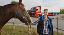 Profi Simone Carras ist gelernte Pfederwirtin. Seit vier Jahren fährt sie nun schwere Lkw im Fernverkehr, für Bieber Transporte aus Sulzbach seit einem Jahr jede Woche Linie Irun. Im Herbst 2016 hat sie Ihren ersten eigenen komplett neuen Lkw bekommen. Krone hat die Aufschrift am Heck (in Zusammenhang mit Fernfahrer) bezahlt. War eine Aktion.
