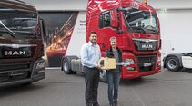 Profi Simone Carras ist gelernte Pfederwirtin. Seit vier Jahren fährt sie nun schwere Lkw im Fernverkehr, für Bieber Transporte aus Sulzbach seit einem Jahr jede Woche Linie Irun. Im Herbst 2016 hat sie Ihren ersten eigenen komplett neuen Lkw bekommen. Krone hat die Aufschrift am Heck (in Zusammenhang mit Fernfahrer) bezahlt. War eine Aktion.