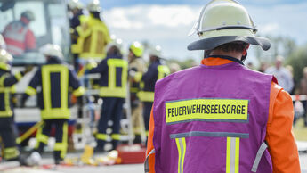 Psychologie, Notfallseelsorger, Seelsorger, Pflege, Versorgung,Feuerwehrmann, Einsatz, verarbeiten, Schmerz, leidend, Elend, Unfall, Brennpunkt FF 7/2023