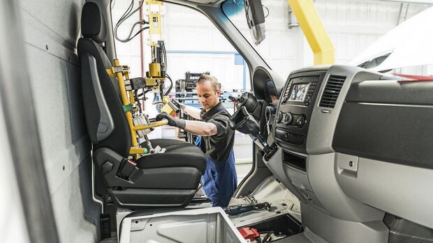RFID entlastet die Mitarbeiter von Routineaufgaben und gibt ihnen gleichzeitig durch automatische Prüfung die Sicherheit, die richtigen Teile verbaut zu haben. 

RFID consequently relieves the employees of routine tasks and thanks to automatic checks gives them peace of mind knowing they installed the right parts.