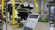 RFID entlastet die Mitarbeiter von Routineaufgaben und gibt ihnen gleichzeitig durch automatische Prüfung die Sicherheit, die richtigen Teile verbaut zu haben. 

RFID consequently relieves the employees of routine tasks and thanks to automatic checks gives them peace of mind knowing they installed the right parts.