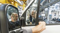 RFID entlastet die Mitarbeiter von Routineaufgaben und gibt ihnen gleichzeitig durch automatische Prüfung die Sicherheit, die richtigen Teile verbaut zu haben. 

RFID consequently relieves the employees of routine tasks and thanks to automatic checks gives them peace of mind knowing they installed the right parts.