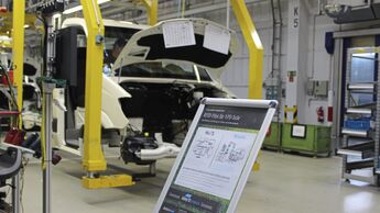 RFID entlastet die Mitarbeiter von Routineaufgaben und gibt ihnen gleichzeitig durch automatische Prüfung die Sicherheit, die richtigen Teile verbaut zu haben. 

RFID consequently relieves the employees of routine tasks and thanks to automatic checks gives them peace of mind knowing they installed the right parts.