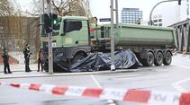 Radfahrerin bei Zusammenstoß mit Lastwagen tödlich verletzt