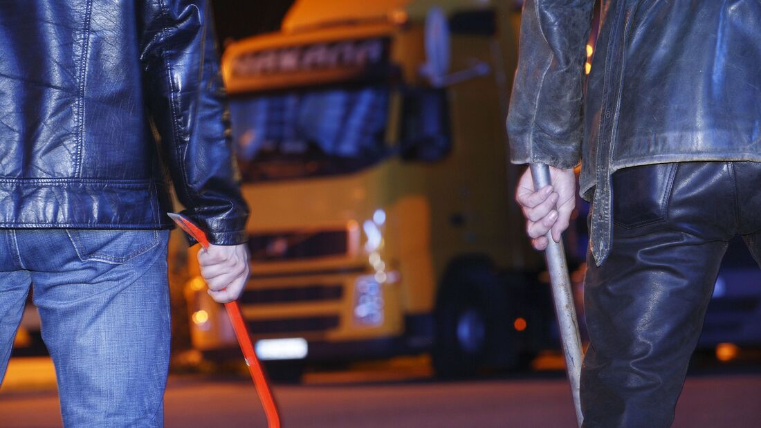Räuber nachts auf dem Lkw-Parkplatz