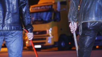 Räuber nachts auf dem Lkw-Parkplatz