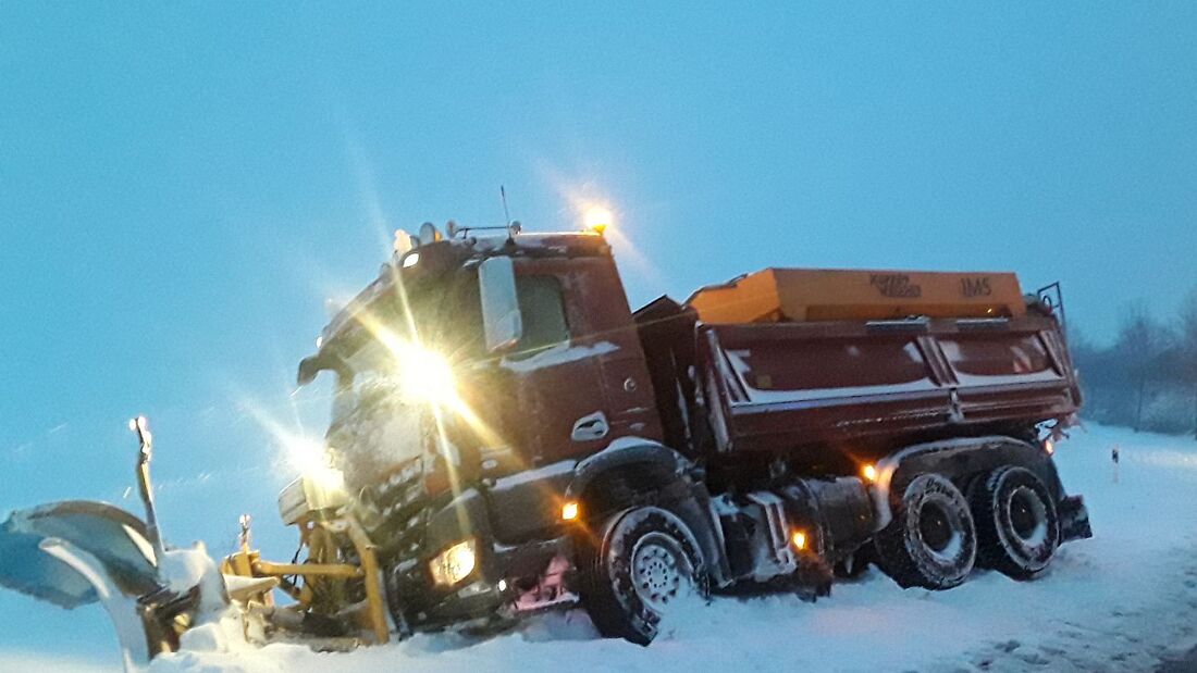 Räumfahrzeug im Schnee