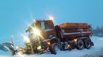 Räumfahrzeug im Schnee