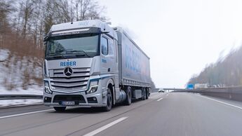 Reber Logistik setzt den Mercedes-Benz GenH2 Truck in der Inbound-Logistik von Daimler Truck ein – trans aktuell begleitet Fahrer und Fahrzeug einen Tag lang.