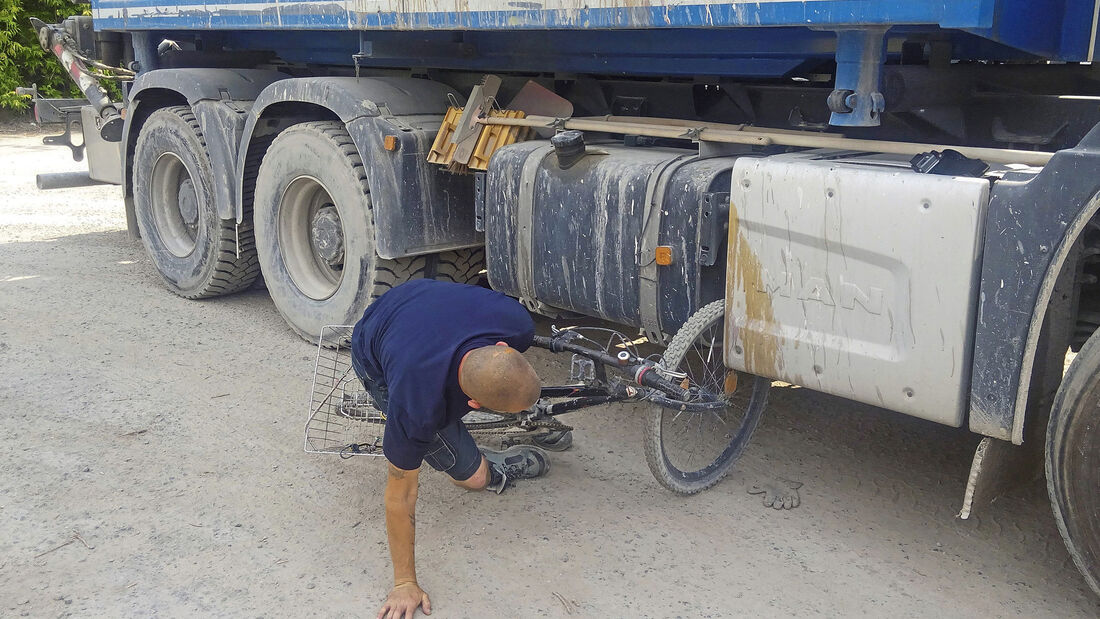 Recht aktuell FF 1/2021, Radfahrer, Unfall, Lkw. Radfahrer fuhr aktiv in Lkw rein, Gutachter entlastete in 1. Instanz verurteilten Lkw-Fahrer.