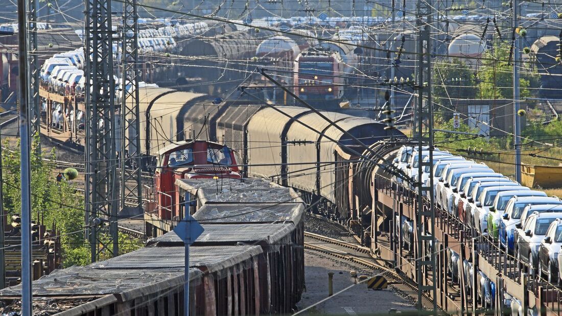 Reger Verkehr aus ein- und ausfahrenden ZÃ¼gen im NÃ¼rnberger Rbf