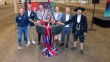Reife(n)prüfung (v.l.n.r.): Daniel Rudolph (Bauleiter bei Goldbeck), Jens Fiege (Co-CEO von Fiege), Stephan Stenger (Head of Supply Chain & Operations bei Dunlop), Peter Scherbel (Vorstand bei Fiege), Dirk Oetzel (Bürgermeister der Stadt Hessisch Lichtenau) und Peter Daxenberger (Zimmermann).