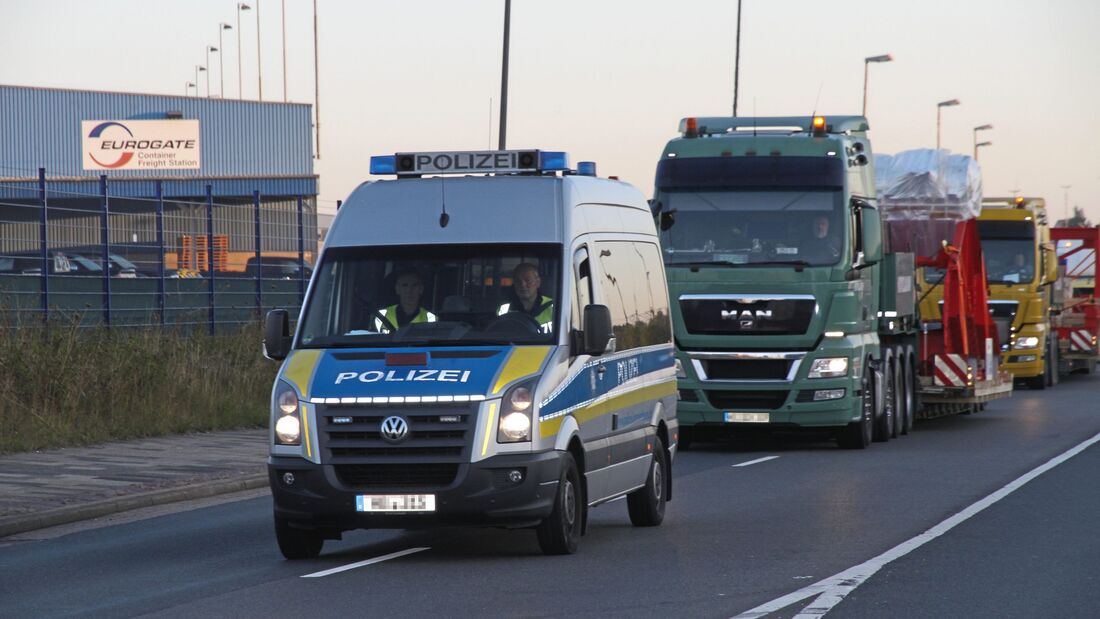Report BF4-Fahrzeuge, Schwertransport, polizeiähnliche Befugnisse. FF 10/2017.