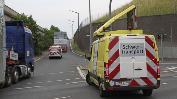 Report BF4-Fahrzeuge, Schwertransport, polizeiähnliche Befugnisse. FF 10/2017.