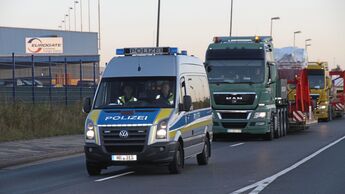 Report BF4-Fahrzeuge, Schwertransport, polizeiähnliche Befugnisse. FF 10/2017.