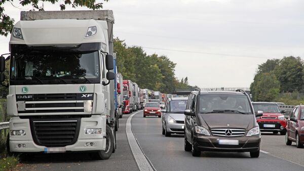 Report Parkplatzmangel FF 4/2018, Wildparken, Parkplätze, Rasthöfe, Autobahn, Auffahrt, Standstreifen, Gefahr, Polizei, Bosch Secure Truck Parking.