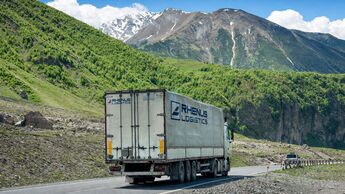 Rhenus-Lkw auf der Transkaspischen Internationalen Transportroute in Georgien