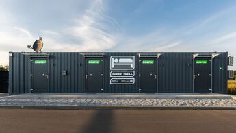 Roatel eröffnet zwei neue Mikrohotels mit Tank & Rast nahe dem Autohof Wörnitz. Reisenden stehen dort künftig 8 neue Zimmer zur Verfügung.