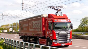Roter Oberleitungs-Lkw der Spedition Bode auf der Autobahn