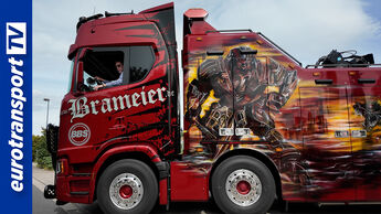 Roter Scania 770 S von Brameier mit Megatron-Airbrush in Seitenansicht, Fahrer im Fahrerhaus, eurotransportTV-Logo links.