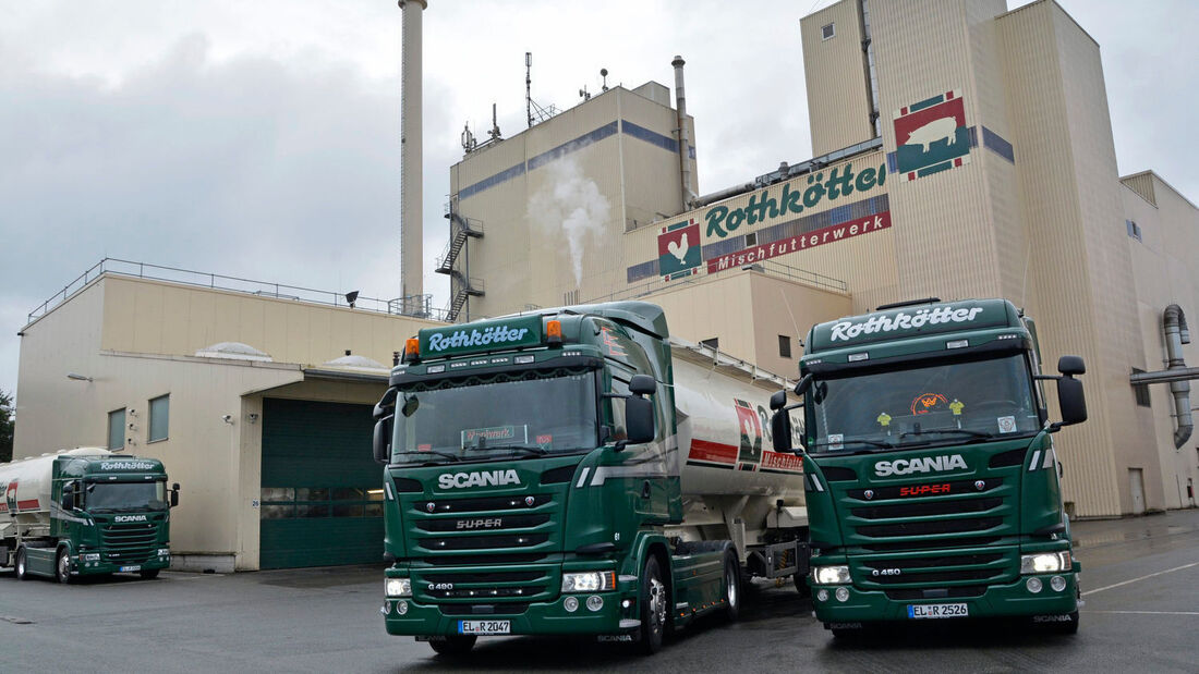 Rothkötter aus Meppen ist ein Mischfutterwerk mit eigenem Fuhrpark. 60 Lkw. (Bild 02 ist Steckbrief Flotte). Es gibt Silo und Kipper (03). Die Fahrer sind im Schichtbetrieb unterwegs und ziemlich happy. Das Futter wird in den eigenen Anlagen (05) geladen und zu den Kunden gebracht, teilweise kommen die Lkw mit Rückladung (Weizen etc) (04) wieder zurück. 
Dreh- und Angelpunkt ist der Fuhrpakleiter Thomas Gödje (09) Es wird dort sehr konsequent ausgebildet und vor allem auch weitergebildet
(BKF-Module) mit hohem Praxisanteil, wie hier Bergung eines verunglückten Fahrers (12) - das macht unser Pascal Wiesner, von dem ich den Tipp bekommen habe. Es gibt sogar ein verheiratetes Paar (07), die aber auf zwei verschiedenen Lkw unterwegs sind (in derselben Schicht). 
Und sie haben noch weitere Betriebe wie diese Brüterei (13) mit eigenen Fuhrpark. In der modernen Verwaltung sitzen die Dispo, der alte restauruiert erste Lkw und die modernen Schulungsräume.
