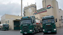 Rothkötter aus Meppen ist ein Mischfutterwerk mit eigenem Fuhrpark. 60 Lkw. (Bild 02 ist Steckbrief Flotte). Es gibt Silo und Kipper (03). Die Fahrer sind im Schichtbetrieb unterwegs und ziemlich happy. Das Futter wird in den eigenen Anlagen (05) geladen und zu den Kunden gebracht, teilweise kommen die Lkw mit Rückladung (Weizen etc) (04) wieder zurück. 
Dreh- und Angelpunkt ist der Fuhrpakleiter Thomas Gödje (09) Es wird dort sehr konsequent ausgebildet und vor allem auch weitergebildet
(BKF-Module) mit hohem Praxisanteil, wie hier Bergung eines verunglückten Fahrers (12) - das macht unser Pascal Wiesner, von dem ich den Tipp bekommen habe. Es gibt sogar ein verheiratetes Paar (07), die aber auf zwei verschiedenen Lkw unterwegs sind (in derselben Schicht). 
Und sie haben noch weitere Betriebe wie diese Brüterei (13) mit eigenen Fuhrpark. In der modernen Verwaltung sitzen die Dispo, der alte restauruiert erste Lkw und die modernen Schulungsräume.
