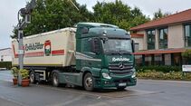 Rothkötter aus Meppen ist ein Mischfutterwerk mit eigenem Fuhrpark. 60 Lkw. (Bild 02 ist Steckbrief Flotte). Es gibt Silo und Kipper (03). Die Fahrer sind im Schichtbetrieb unterwegs und ziemlich happy. Das Futter wird in den eigenen Anlagen (05) geladen und zu den Kunden gebracht, teilweise kommen die Lkw mit Rückladung (Weizen etc) (04) wieder zurück. 
Dreh- und Angelpunkt ist der Fuhrpakleiter Thomas Gödje (09) Es wird dort sehr konsequent ausgebildet und vor allem auch weitergebildet
(BKF-Module) mit hohem Praxisanteil, wie hier Bergung eines verunglückten Fahrers (12) - das macht unser Pascal Wiesner, von dem ich den Tipp bekommen habe. Es gibt sogar ein verheiratetes Paar (07), die aber auf zwei verschiedenen Lkw unterwegs sind (in derselben Schicht). 
Und sie haben noch weitere Betriebe wie diese Brüterei (13) mit eigenen Fuhrpark. In der modernen Verwaltung sitzen die Dispo, der alte restauruiert erste Lkw und die modernen Schulungsräume.
