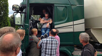 Rothkötter aus Meppen ist ein Mischfutterwerk mit eigenem Fuhrpark. 60 Lkw. (Bild 02 ist Steckbrief Flotte). Es gibt Silo und Kipper (03). Die Fahrer sind im Schichtbetrieb unterwegs und ziemlich happy. Das Futter wird in den eigenen Anlagen (05) geladen und zu den Kunden gebracht, teilweise kommen die Lkw mit Rückladung (Weizen etc) (04) wieder zurück. 
Dreh- und Angelpunkt ist der Fuhrpakleiter Thomas Gödje (09) Es wird dort sehr konsequent ausgebildet und vor allem auch weitergebildet
(BKF-Module) mit hohem Praxisanteil, wie hier Bergung eines verunglückten Fahrers (12) - das macht unser Pascal Wiesner, von dem ich den Tipp bekommen habe. Es gibt sogar ein verheiratetes Paar (07), die aber auf zwei verschiedenen Lkw unterwegs sind (in derselben Schicht). 
Und sie haben noch weitere Betriebe wie diese Brüterei (13) mit eigenen Fuhrpark. In der modernen Verwaltung sitzen die Dispo, der alte restauruiert erste Lkw und die modernen Schulungsräume.
