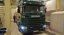 Rothkötter aus Meppen ist ein Mischfutterwerk mit eigenem Fuhrpark. 60 Lkw. (Bild 02 ist Steckbrief Flotte). Es gibt Silo und Kipper (03). Die Fahrer sind im Schichtbetrieb unterwegs und ziemlich happy. Das Futter wird in den eigenen Anlagen (05) geladen und zu den Kunden gebracht, teilweise kommen die Lkw mit Rückladung (Weizen etc) (04) wieder zurück. 
Dreh- und Angelpunkt ist der Fuhrpakleiter Thomas Gödje (09) Es wird dort sehr konsequent ausgebildet und vor allem auch weitergebildet
(BKF-Module) mit hohem Praxisanteil, wie hier Bergung eines verunglückten Fahrers (12) - das macht unser Pascal Wiesner, von dem ich den Tipp bekommen habe. Es gibt sogar ein verheiratetes Paar (07), die aber auf zwei verschiedenen Lkw unterwegs sind (in derselben Schicht). 
Und sie haben noch weitere Betriebe wie diese Brüterei (13) mit eigenen Fuhrpark. In der modernen Verwaltung sitzen die Dispo, der alte restauruiert erste Lkw und die modernen Schulungsräume.
