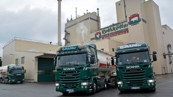 Rothkötter aus Meppen ist ein Mischfutterwerk mit eigenem Fuhrpark. 60 Lkw. (Bild 02 ist Steckbrief Flotte). Es gibt Silo und Kipper (03). Die Fahrer sind im Schichtbetrieb unterwegs und ziemlich happy. Das Futter wird in den eigenen Anlagen (05) geladen und zu den Kunden gebracht, teilweise kommen die Lkw mit Rückladung (Weizen etc) (04) wieder zurück. 
Dreh- und Angelpunkt ist der Fuhrpakleiter Thomas Gödje (09) Es wird dort sehr konsequent ausgebildet und vor allem auch weitergebildet
(BKF-Module) mit hohem Praxisanteil, wie hier Bergung eines verunglückten Fahrers (12) - das macht unser Pascal Wiesner, von dem ich den Tipp bekommen habe. Es gibt sogar ein verheiratetes Paar (07), die aber auf zwei verschiedenen Lkw unterwegs sind (in derselben Schicht). 
Und sie haben noch weitere Betriebe wie diese Brüterei (13) mit eigenen Fuhrpark. In der modernen Verwaltung sitzen die Dispo, der alte restauruiert erste Lkw und die modernen Schulungsräume.
