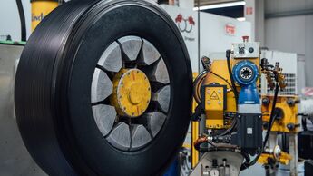 Runderneuerte Reifen bleiben auch im Jahr 2025 förderfähig, das hat das Bundesamt für Logistik und Mobilität (BALM) im Rahmen des Förderprogramms Umweltschutz und Sicherheit beschlossen.