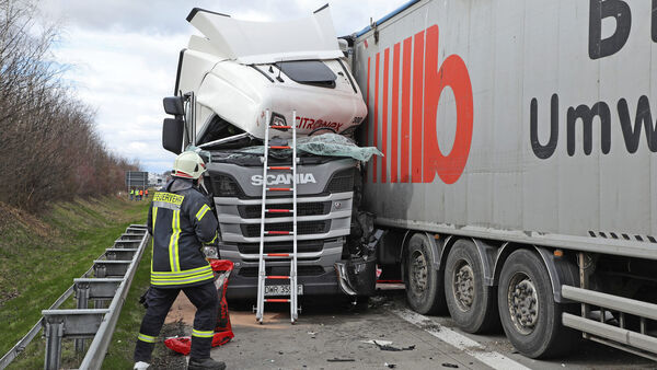 Sachsen / Wilsdruff: Am 06.03.2020 kam es gegen 11.15 Uhr der BAB 4, zwischen der AS Wilsdruff und dem AD Dresden-West zu einem Verkehrsunfall. In Höhe der Raststätte „Dresdner Tor“ war ein polnischer Sattelzug Scania auf einen vorausfahrenden Sattelzug Volvo aufgefahren. Der polnische versuchte noch mit seinem, mit Keksen beladenen LKW auszuweichen, prallte aber mit der Fahrerseite auf den Auflieger des Unfallgegners. Der LKW-Fahrer wurde bei dem Aufprall verletzt. Jedoch konnte er sich aus dem total zerstörten Fahrerhaus selbständig befreien. Der Trucker wurde ins Krankenhaus eingeliefert. Der Rettungshubschrauber „Christoph 38“ brachte den Notarzt an die Unfallstelle. Die Feuerwehr nahm die ausgetretenen Betriebsstoffe auf und pumpte den Diesel aus dem LKW ab. Im Einsatz waren die Freiwilligen Feuerwehren Wilsdruff, Grumbach, Kesselsdorf, Kaufbach, Klipphausen, Hühndorf und Sora.  Die Autobahn war in Richtung Dresden zeitweise gesperrt. Später wurde der Verkehr an der Unfallstelle vorbeigeleitet. Es bildete sich ein über 10 Kilometer langer Stau. Die Polizei ermittelt zur Unfallursache.